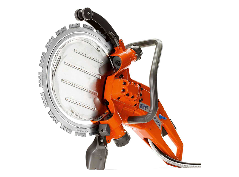 Machinery – from chainsaws and brush cutters to mobile cranes and earthmovers